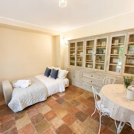 Estate With Pool, Gardens & Views Villa