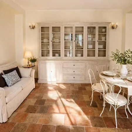 Estate With Pool, Gardens & Views