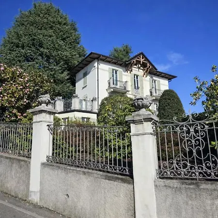 Estate With Pool, Gardens & Views Villa