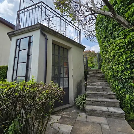 Estate With Pool, Gardens & Views