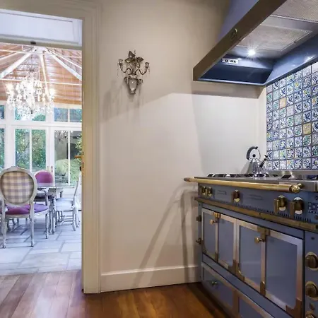 Estate With Pool, Gardens & Views