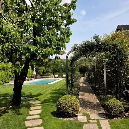 Estate With Pool, Gardens & Views *