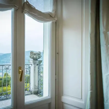 Estate With Pool, Gardens & Views