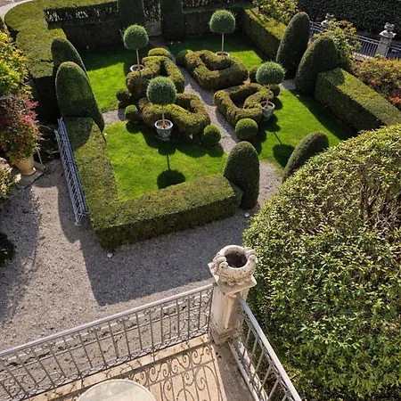 Estate With Pool, Gardens & Views Villa